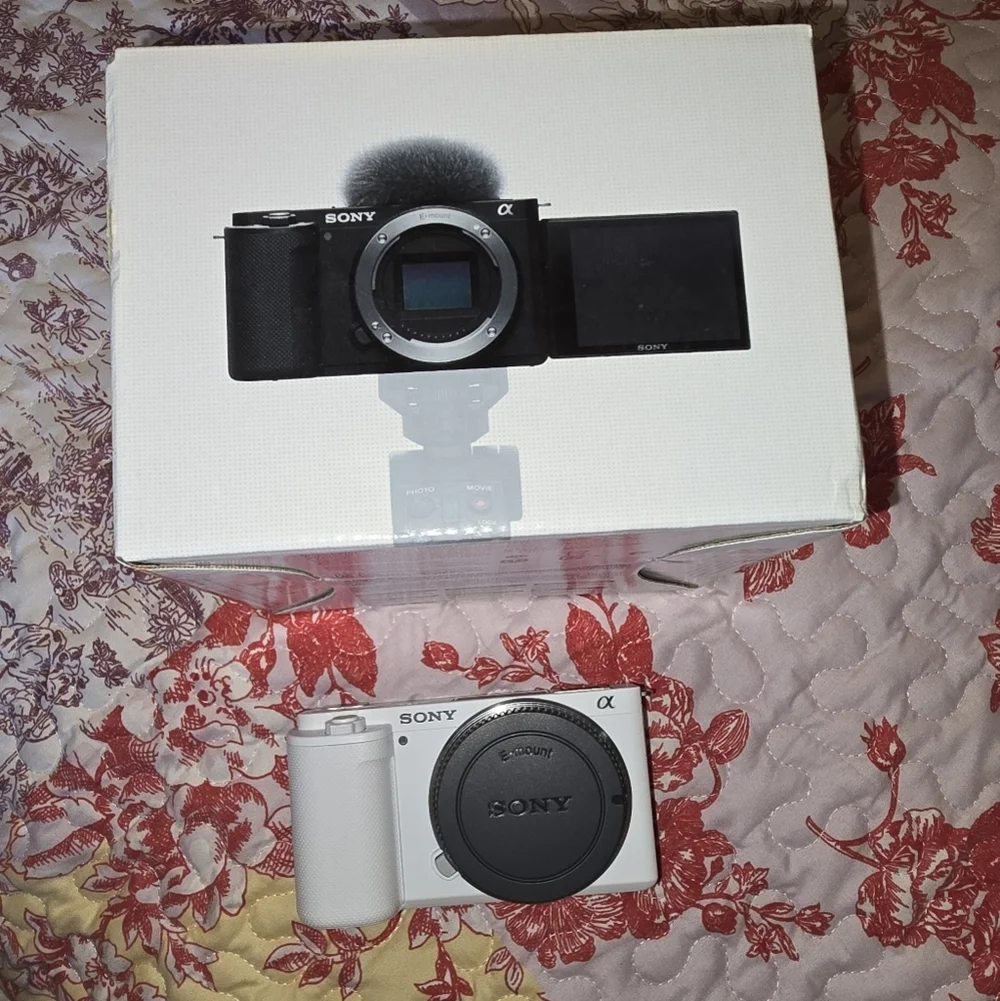 BRAND NEW Sony ZV-E10 Mirrorless camera (NO LENS)